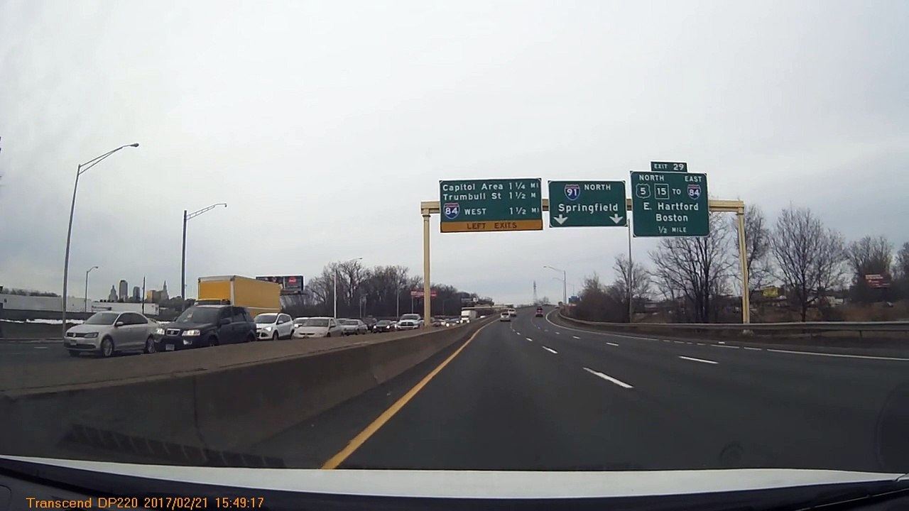 Un automobiliste s'insère au dernier moment dans une file de voiture (Instant Karma)