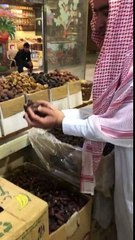 Medine - Münevvere hurma pazarinda hurma alis verisi. Medine Mebrum hurma. Mebrum hurma ye. Hurmanin özellikleri. Mabroum dadler. Mabroum dates. Datteln. Metin Demirtaş. Umre 2017. Medine Hurmapazarı. Mescidi Nebevi'nin arka tarafı حديقة النخيل بالمدينة