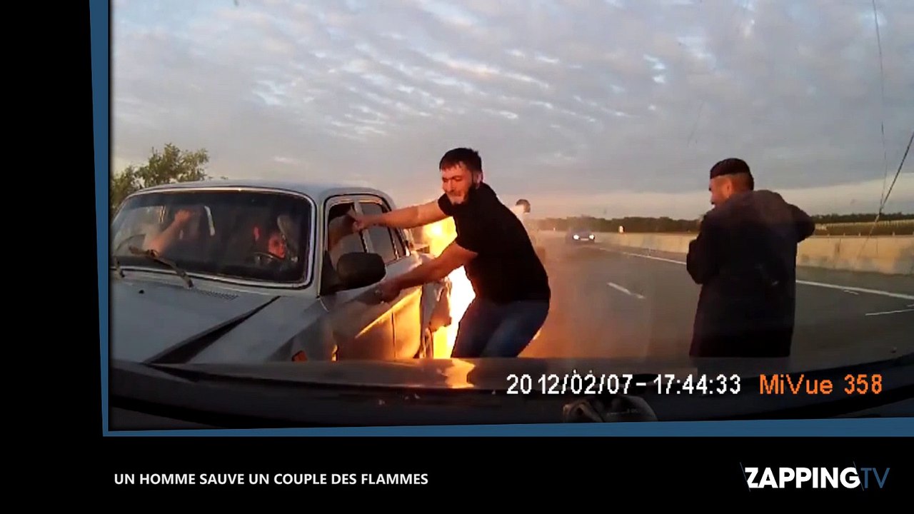 Un homme sauve un couple d’une voiture en feu, les impressionnantes images (Vidéo)