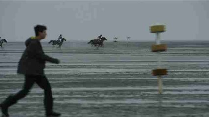 Tradicional carrera de caballos en playa del norte de Alemania