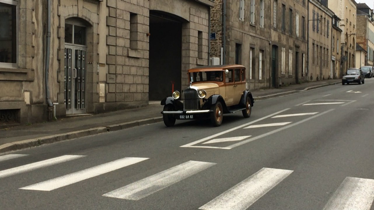 Défilé de voiture de la première Guerre Mondiale