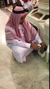 Metin Demirtaş. Umre 2017. Medine'de Mescidi Nebevi icinde zemzem içerken. Zemzem nasil icilir. Zemzem icerken yapilacak dualar. Mescidi Nebevi Medine-i Münevvere. Zemzemin hikayesi. Hz. Hacer ve zemzemin ortaya cikmasi. Drinking Zamzam water in Madina