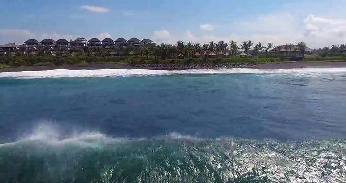 Des surfeurs construisent un quai flottant au milieu des vagues !! Magnifique