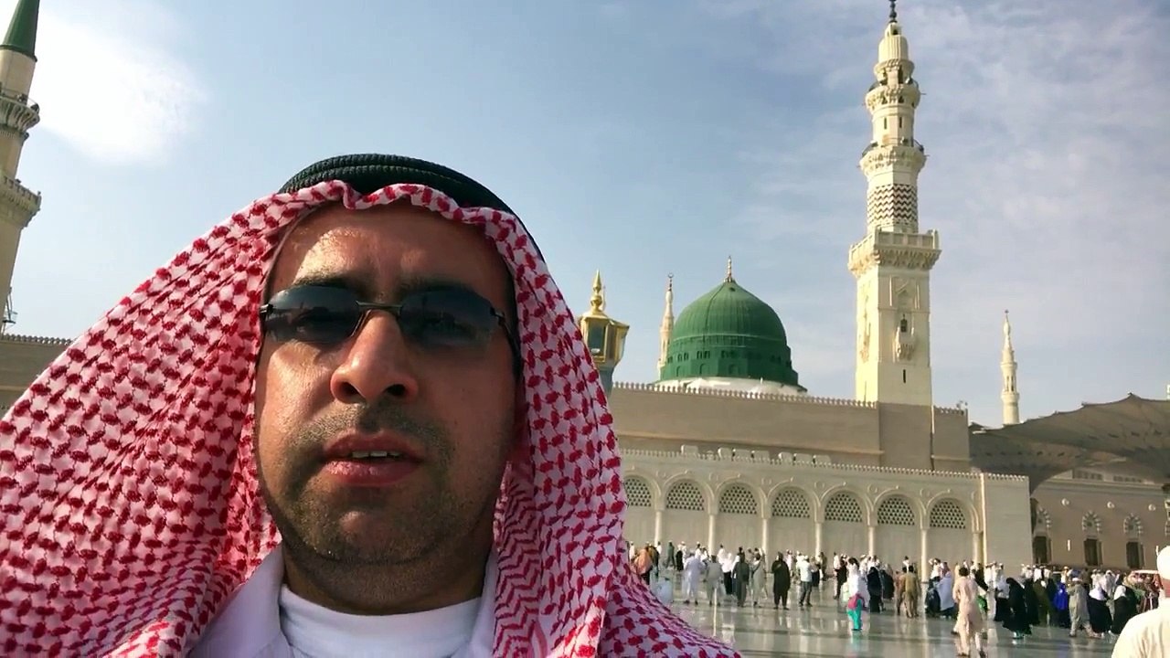 Metin Demirtaş. Umre 2017. Yeşil Kubbenin önünde Medine ezanından bir kuple çalışırken.Medine makami ezan. Arap makami ezan. Azan Madinah Essam Bukhari. Yesil Kubbe önünde Medine makamı ezan çalışırken. Medine makamında ezan, makam Beyati. Medine müezzini