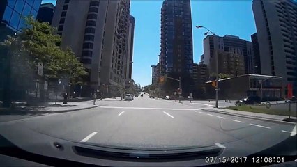 Video herunterladen: Un cycliste avait brûlé un feu rouge et a été heurté par une voiture à Ottawa !! Idiot