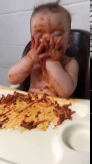 Uykulu Halde Spagetti Yemeye Çalışan Kız Bebeği