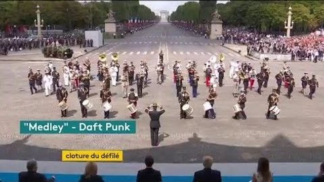 La fanfare de l'armée française joue un medley de Daft Punk