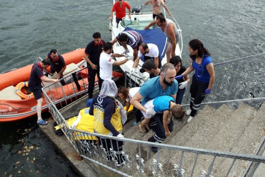 İzmit Açıklarında 5 Kişinin Bulunduğu Tekne Alabora Oldu