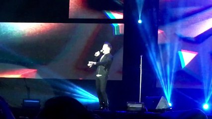 Shane Filan đốt cháy bầu không khí với fan Việt