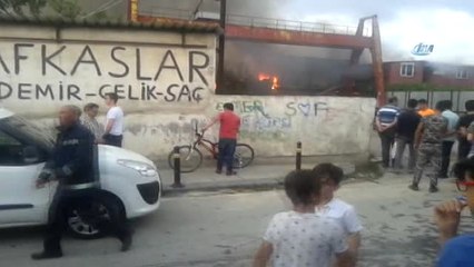 Ümraniye'de Yapı Malzemelerinin Bulunduğu Geniş Arazide Yangın Çıktı