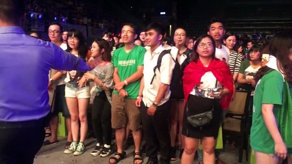 Suni Hạ Linh hò hét đòi Shane Filan tiếp tục hát dù show kết thúc