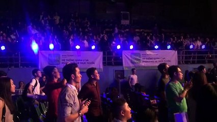 Fan hò hét không chịu về ở show Shane Filan