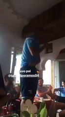 Luiz Felipe show: canta e bella sulla sedia durante la cena