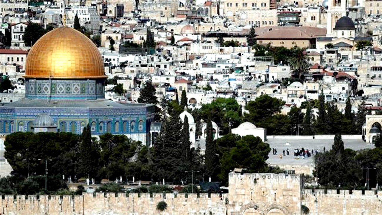 What triggered the violence at al-Aqsa Mosque?