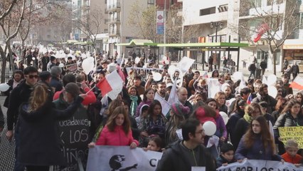 Скачать видео: Protestan en Chile contra abusos y negligencias en centros del Sename