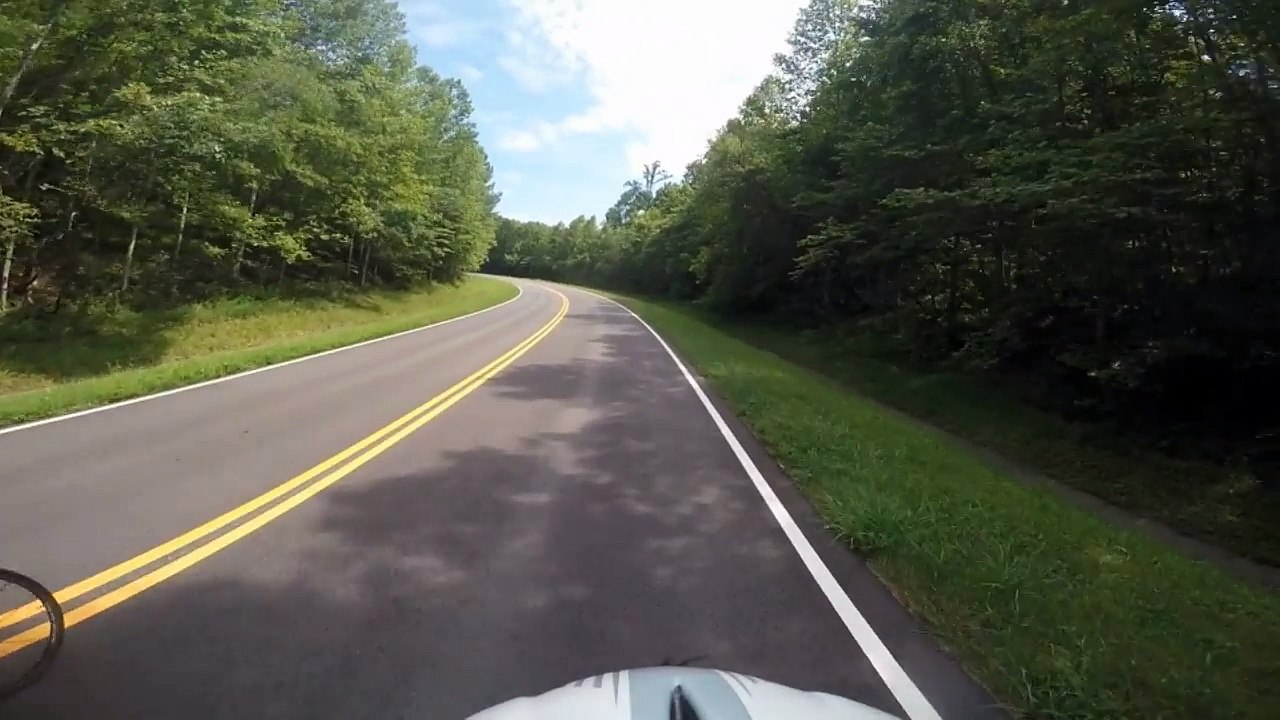 Spectaculaire Un cycliste se fait violemment percuté par une voiture