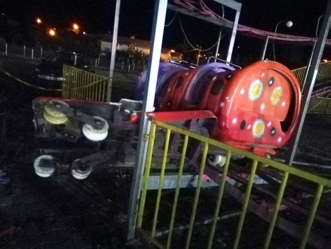 Lunaparkta Elma Kurdu Devrildi! Trene Oğluyla Binen Baba Öldü, 4 Kişi de Yaralandı