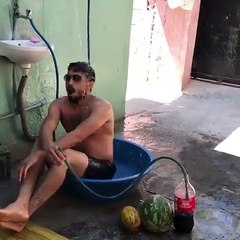 Kendi Havuz Başı Eğlencesini Yapan Adam