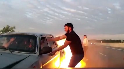 İnsanları Yanmaktan Son Anda Kurtaran Yaşlı Amca