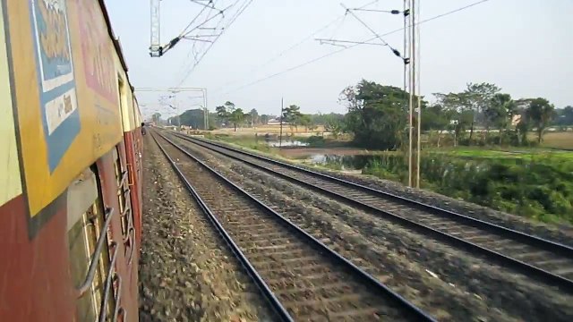 Howrah - Puri Duronto blasting through Howrah - Kharagpur Section