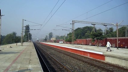 Digha - Santragachi DMU ripping through Deulti Station on SER