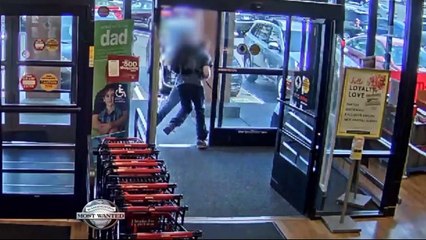 Descargar video: Surveillance Footage Captures Man Stealing Cologne, Shoving Security Guard as he Runs Away