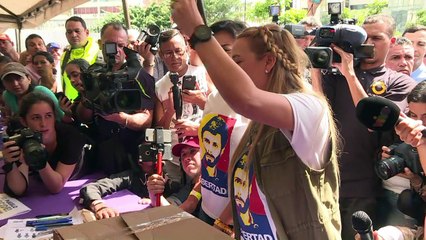 Capriles y Tintori votan en plebiscito contra Maduro