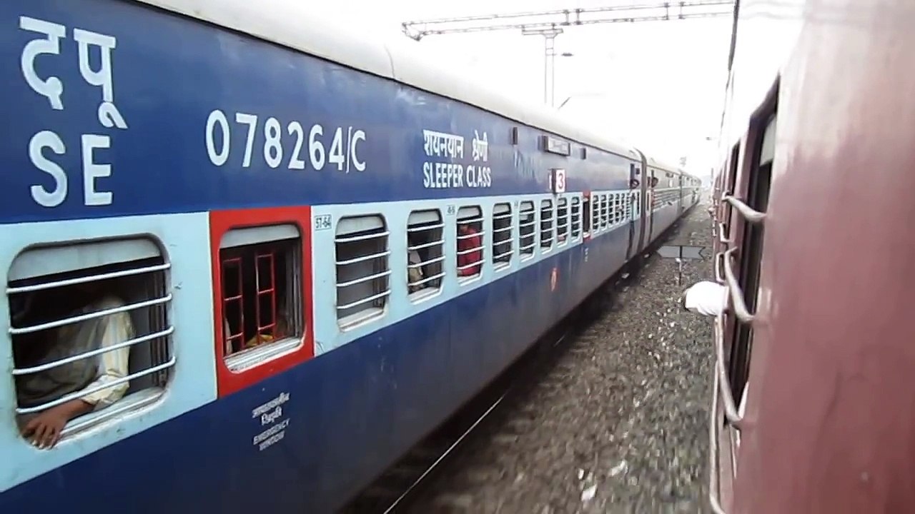 [HD] Parallel Action -22826 SRC WAP-4 with Coromandal Express