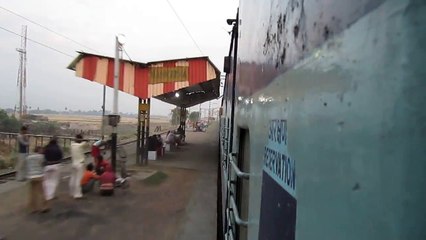 [HD] Howrah - Kathgodam Bagh Express blasting through Mankatha Station