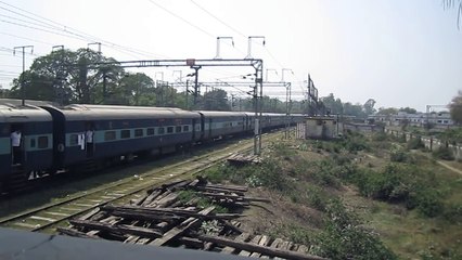 [HD] SGUJ WDP-4B 40029 hauled Amritsar - Howrah Mail passing Alambagh Cabin at Lucknow outer