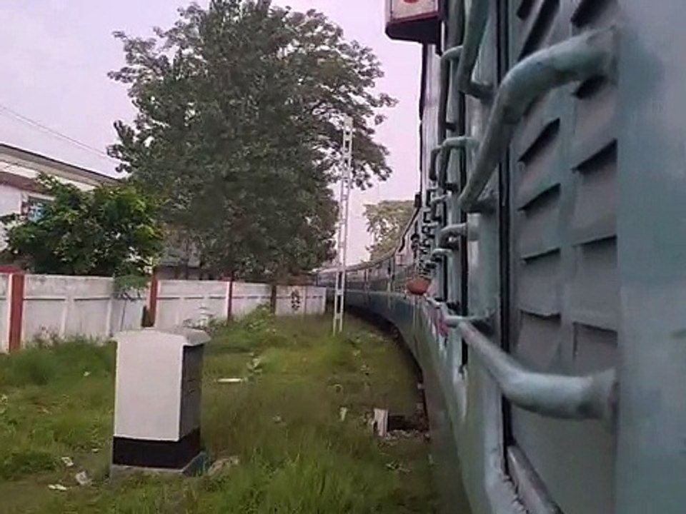 IRFCA-Grand Entry into Samastipur Jn. by Vaishali SF Express.3gp