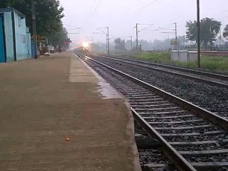 Padatik Express ripping tracks at Masagram Station.3gp