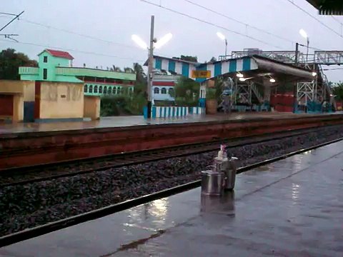 Jamalpur-Howrah Express passes Porabazar Station in style.3gp