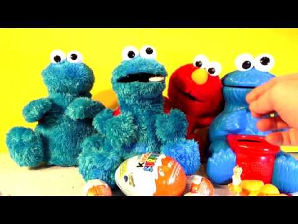 Cookie Monster Count n' Crunch opens Kinder Eggs and a Giant Surprise one
