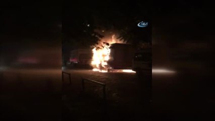 Bahçelievler'de Kamyonetin Kasası Alev Alev Böyle Yandı