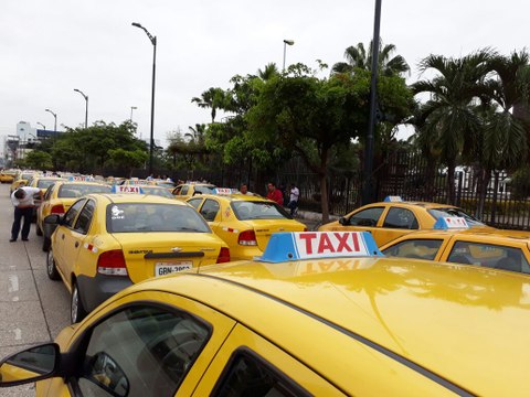 Taxistas profesionales protestaron por competencia desleal