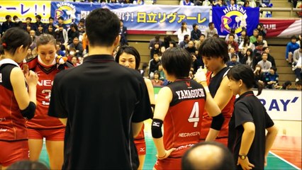 〖女子バレー〗お尻の上でポーズを送るNEC近江選手