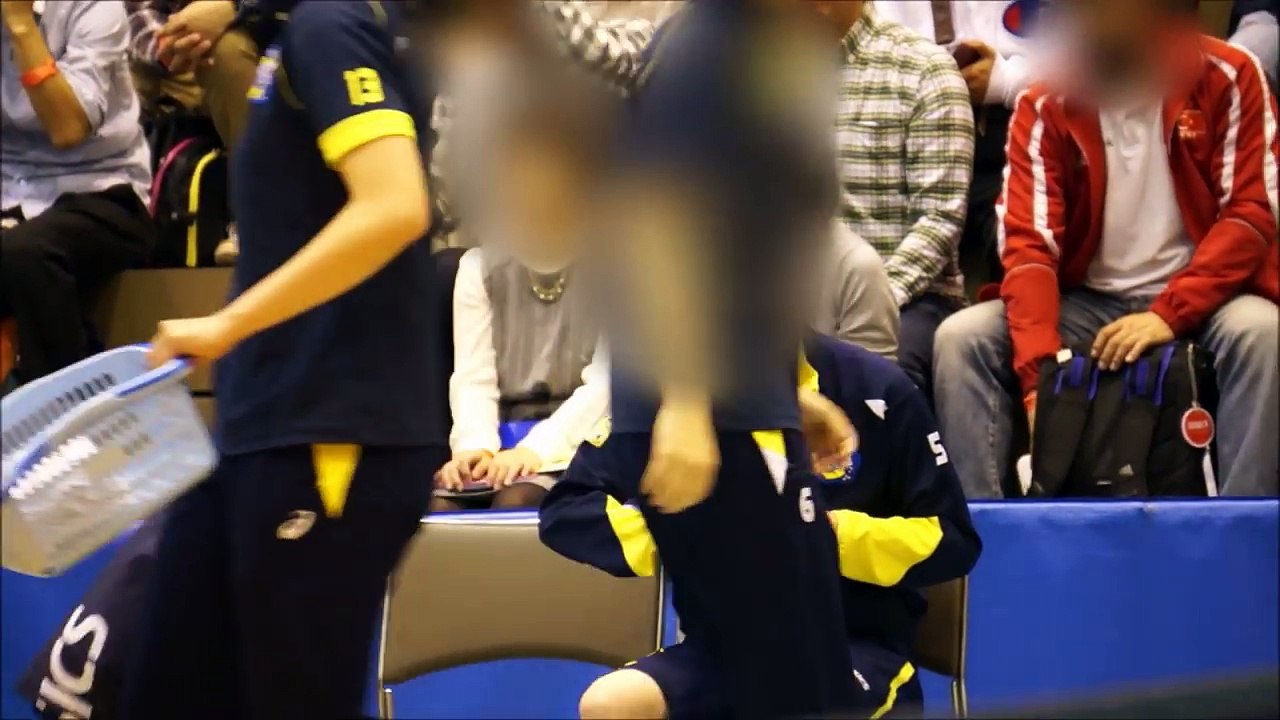 〖女子バレー〗サインボールの準備をする選手達 　日立vsトヨタ　※一般客モザイクあり