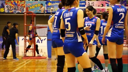 〖女子バレー〗靴ひもを一心に直すカッコイイ江畑