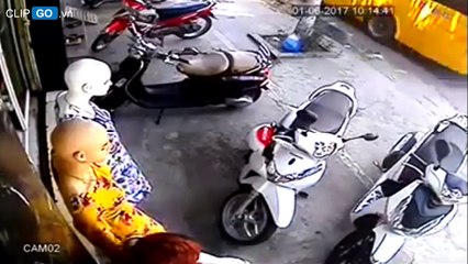 Đi SH sang chảnh còn lấy cả đồ trên xe người khác