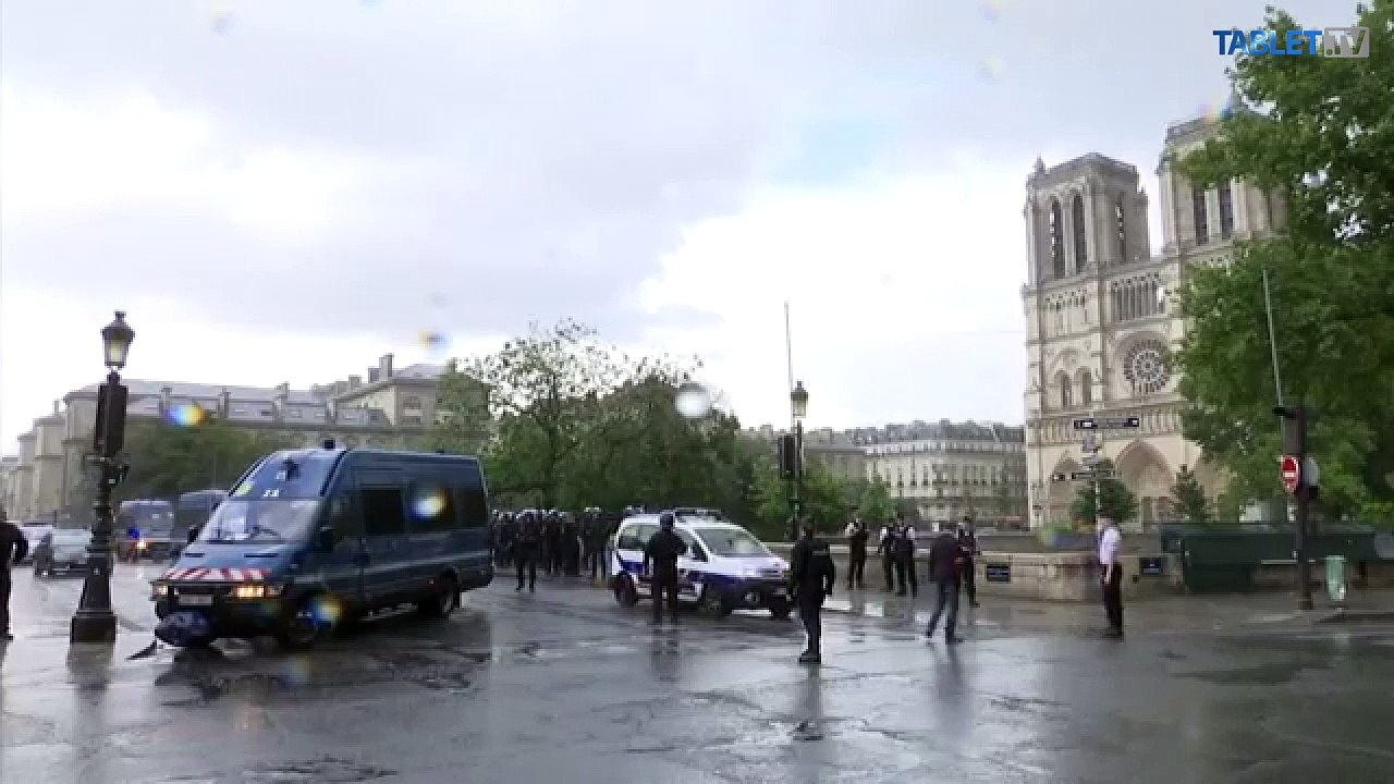 Muž zaútočil kladivom na policajta v Paríži, ten ho postrelil