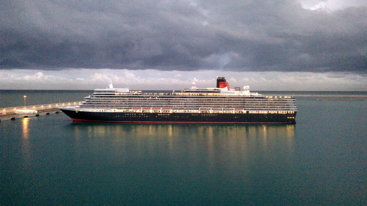 barco en el puerto