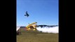 Cascade incroyable : un avion passe sous une moto qui fait un backflip