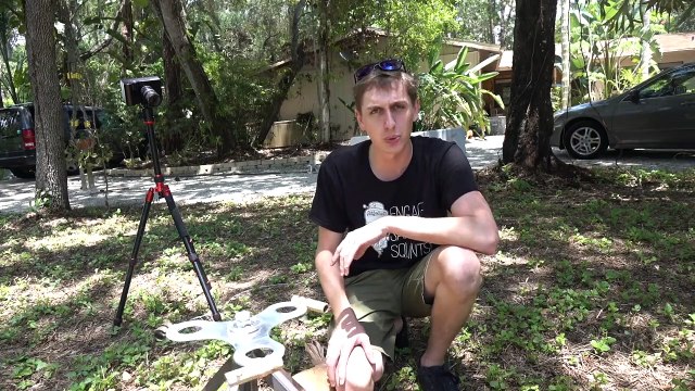 Il a conçu un hand spinner propulsé par des fusées... taré