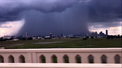 Un mur de pluie recouvre la ville de Dallas en mode Fin du monde