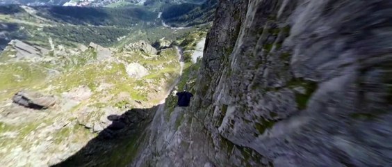 下载视频: Le champion de Wingsuit Graham Dickinson fait un vol de malade en frolant la montagne