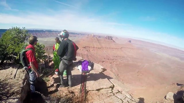 Andy Lewis chute lourdement pendant un saut en parachute