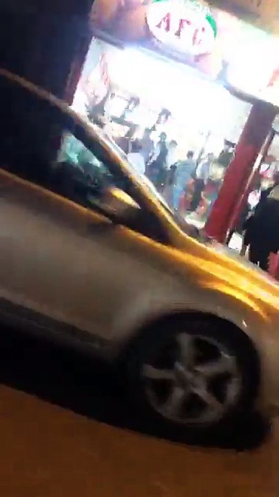 Il fait danser tout le monde avec la chanson « Boom, Boom, Boom, Boom!! »