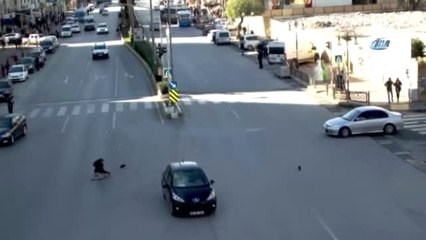 At Arabasıyla Otomobillerin Arasına Daldı, İş Makinesi Yayayı Kaldırıma Sıkıştırdı.