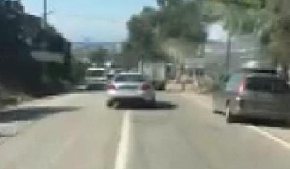 Trafik magandası ambulansa yol vermemek için elinden geleni yaptı